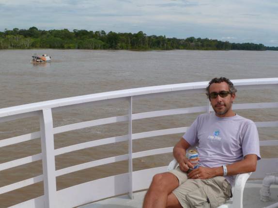 Relachando no teto do barco, no trecho entre Coari e Codajás, no Baixo Solimões, a caminho de Manaus, no Amazonas